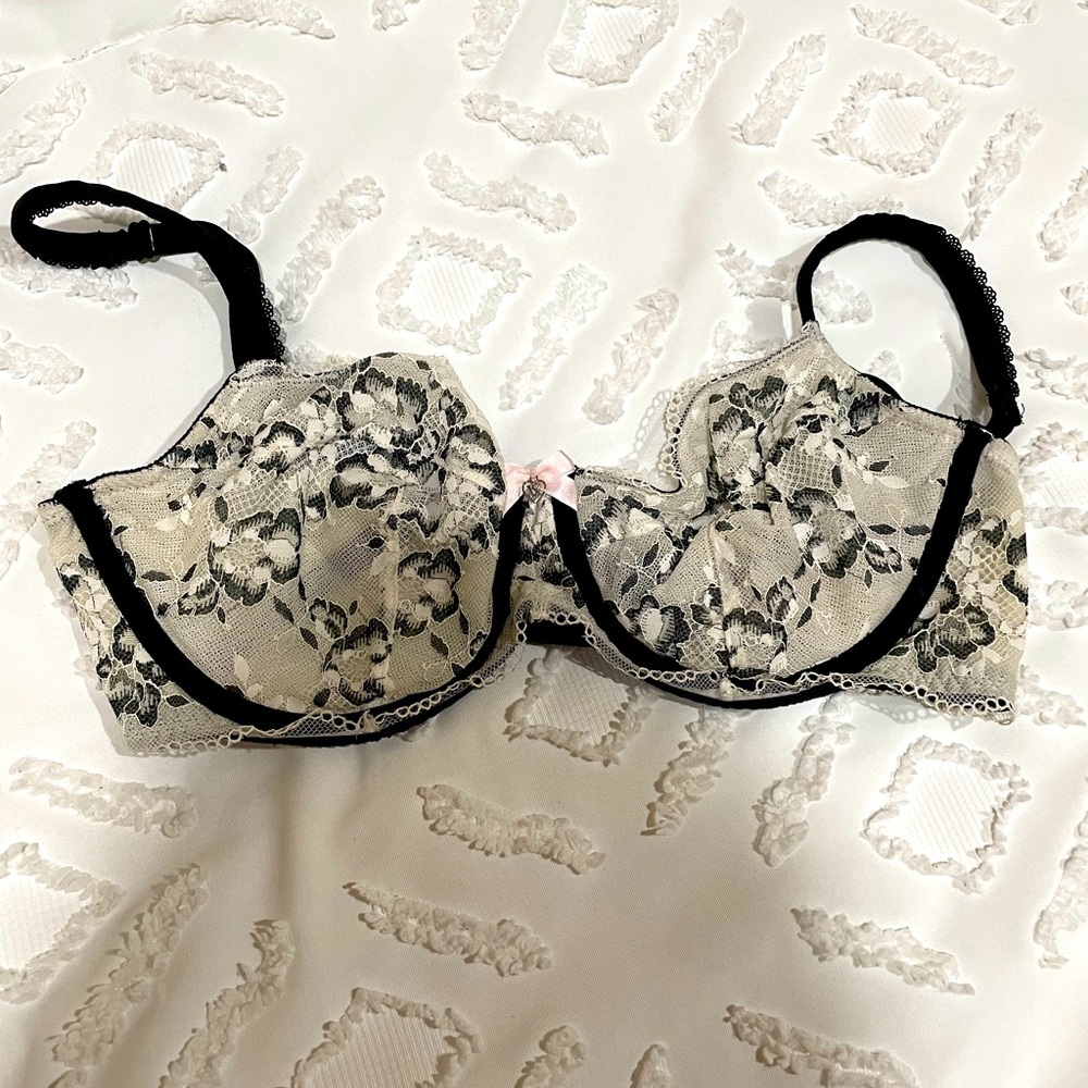 Victoria’s Secret Black and White Floral Lace Bralette 34DD